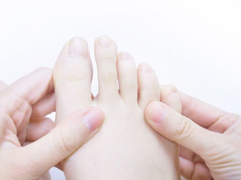 小指・薬指が使えていない？外側の足指が弱くなることで起こる体の変化